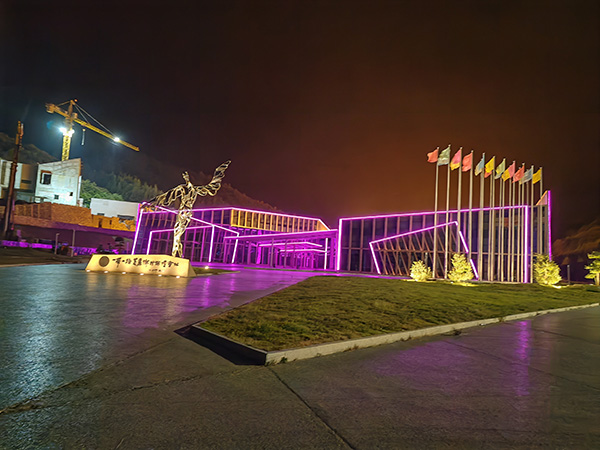 城市亮化是现代城市建设的重要组成部分,它不仅可以美化城市的夜景,还能提升城市的整体形象。随着科技的不断进步,城市亮化也得到了更多的关注和创新。本文将介绍一些关于城市亮化的创意和技术,帮助读者了解城市亮化的重要性以及如何进行峪泉镇城市亮化的规划和实施。 城市亮化是现代城市建设的重要组成部分,它不仅可以美化城市的夜景,还能提升城市的整体形象。随着科技的不断进步,城市亮化也得到了更多的关注和创新。本文将介绍一些关于城市亮化的创意和技术,帮助读者了解峪泉镇城市亮化的重要性以及如何进行峪泉镇城市亮化的规划和实施。